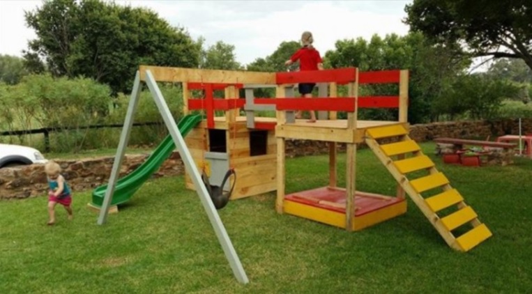 Come arredare un giardino coi bancali, bancali, pallet, area giochi, giochi per bambini, scivolo, arredi per esterni con bancali