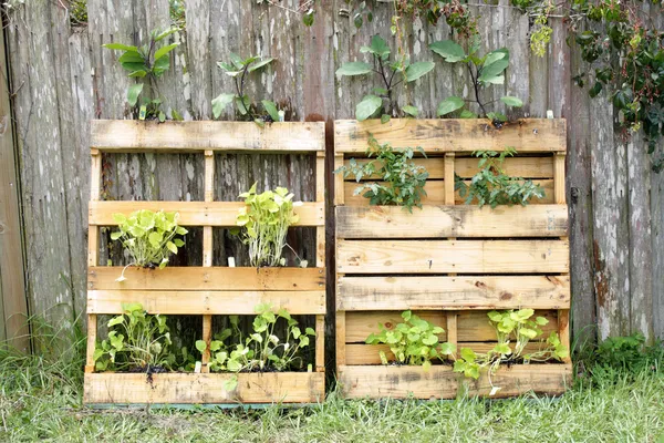 Come arredare un giardino coi bancali, bancali, fioriera verticale, arredamento per esterni, arredamento per giardino