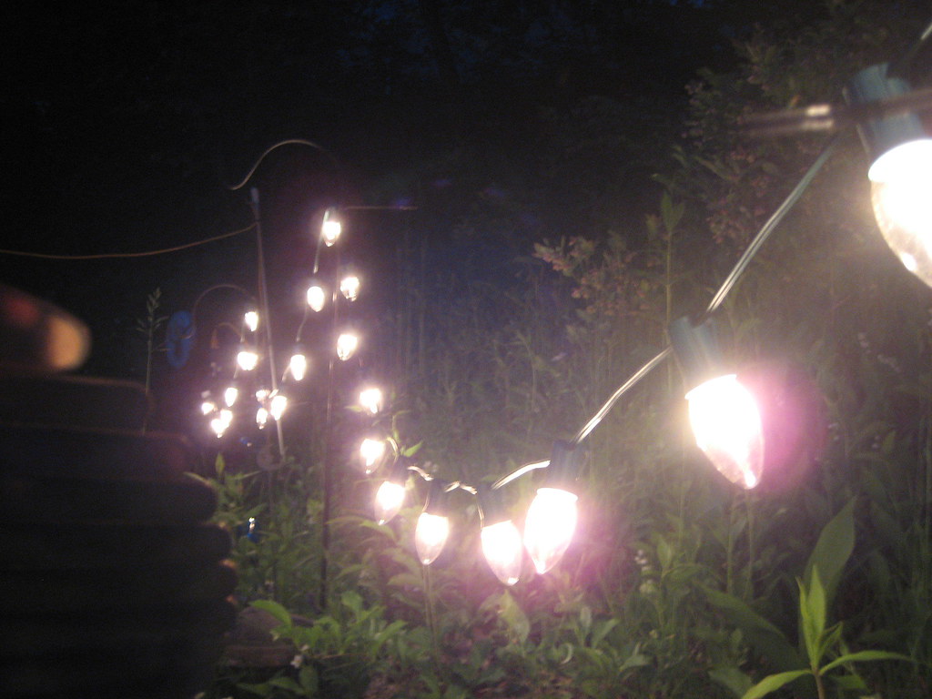 Come arredare un giardino in campagna, luci da giardino, fairylights, illuminazione per esterni