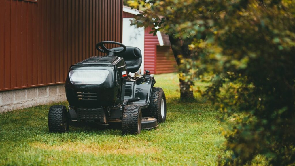 Come scegliere il trattorino tagliaerba, trattorino tagliaerba parcheggiato in giardino